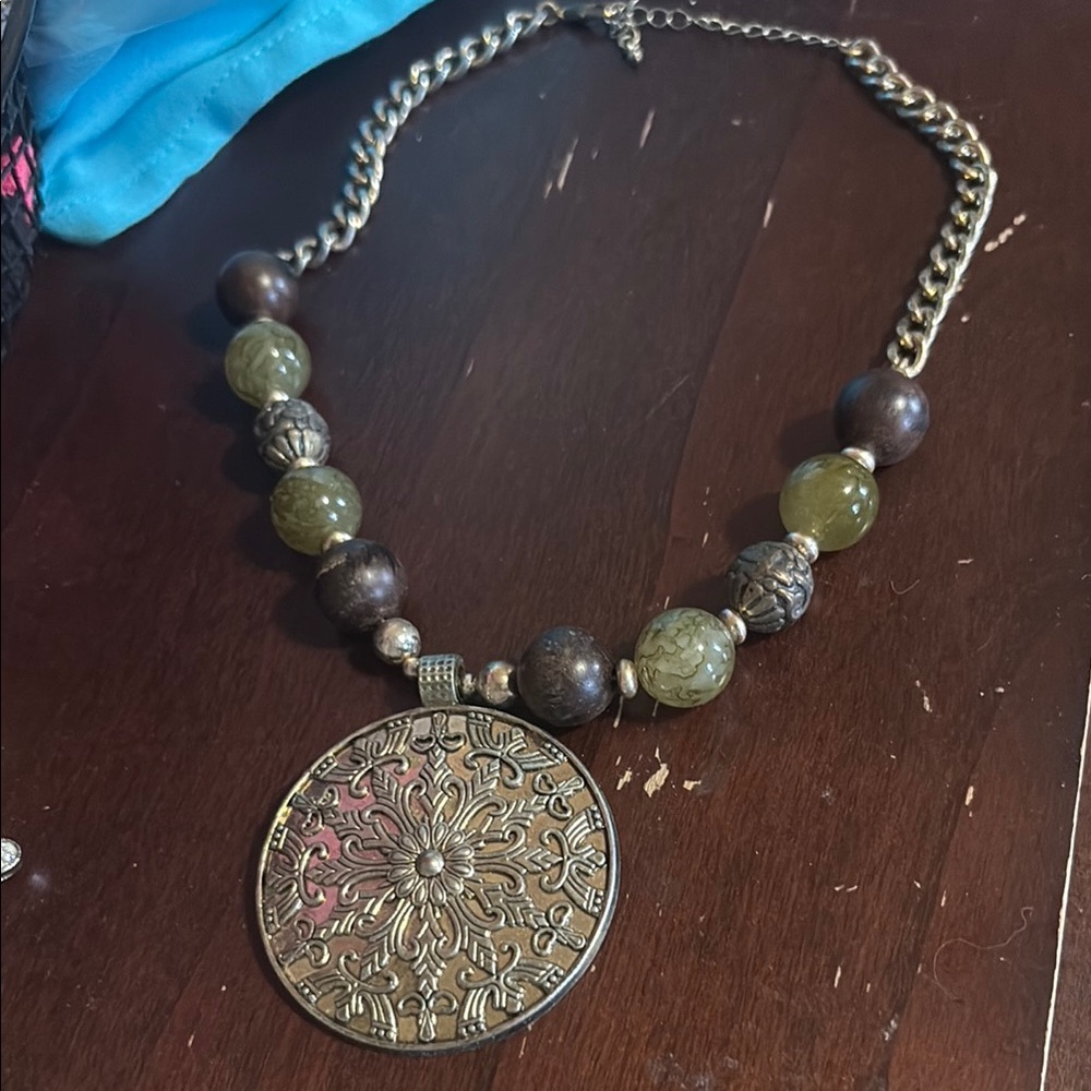 Elegant Gold and Brown Pendant Necklace